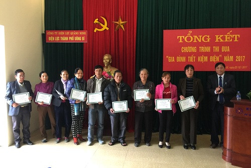 Khen thưởng 65 gia đình tiết kiệm điện tại TP Uông Bí (Quảng Ninh)