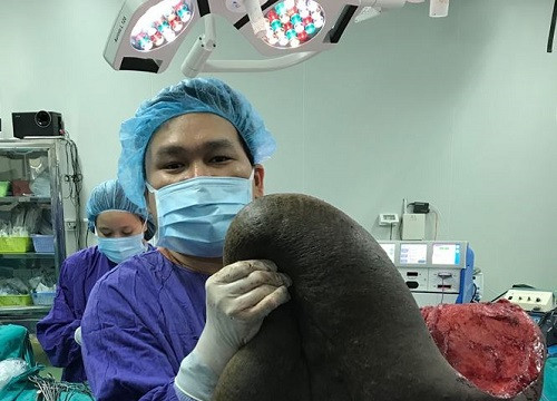Phẫu thuật thành công “mai rùa” cho chàng trai 26 năm ngủ ngồi