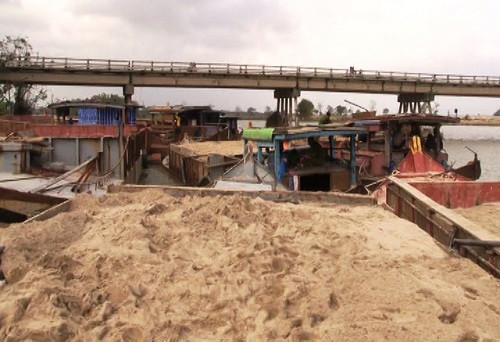 Quảng Nam: Bắt giữ 6 ghe hút trộm cát trên sông Thu Bồn