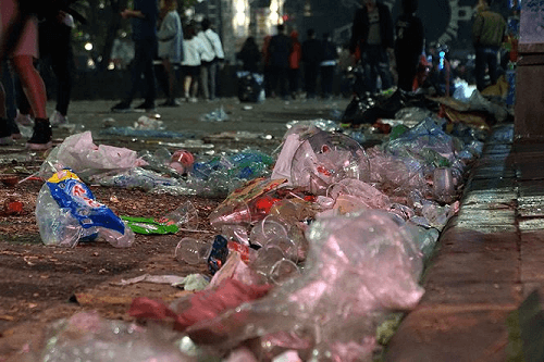 Đường phố Thủ đô ngập tràn trong rác thải sau màn đếm ngược chào đón năm 2018