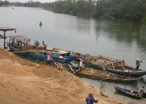 Phú Thọ bắt giữ hai vụ khai thác cát trái phép trên sông Lô ngày cuối năm 2017