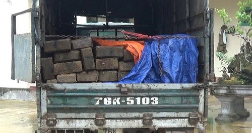 Lợi dụng tết Dương lịch 2018 chở gỗ lậu, ôtô tải bị bắt giữ