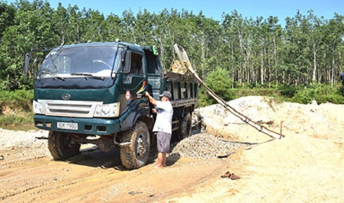 Bình Định bắt quả tang khai thác cát trái phép trên sông La Tinh