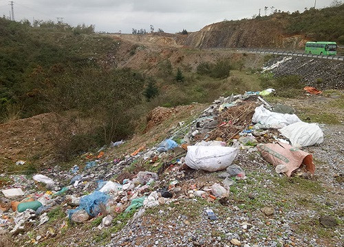 Quảng Bình rác thải được vứt bừa bãi trên đèo Lý Hoa