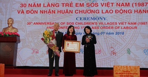 Trao Huân chương Lao động Hạng Nhất cho Làng trẻ em SOS Việt Nam