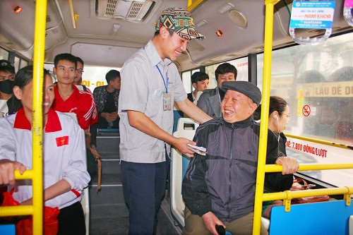 Cần chính sách ưu tiên để thu hút người dân đi xe buýt