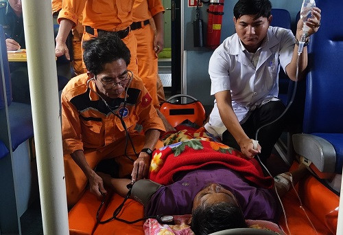 Đà Nẵng: Cứu thuyền viên gặp nạn trên vùng biển Hoàng Sa