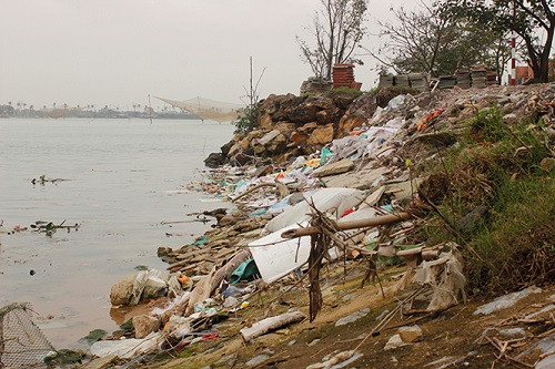 Quảng Bình: Rác thải ứ đọng ven bờ sông Gianh