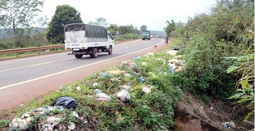 Đắk Nông rác thải bừa bãi trên các tuyến quốc lộ, tỉnh lộ