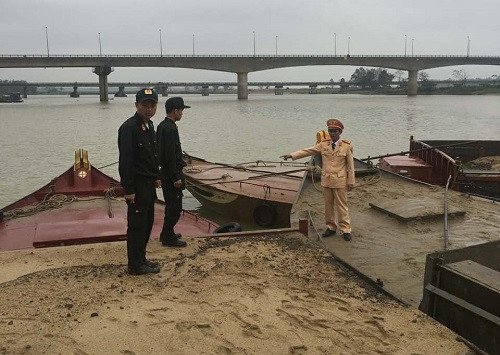 Quảng Nam bắt giữ 5 ghe máy hút cát trái phép