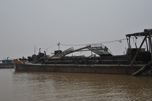 4 tàu hút cát trái phép trên sông Hồng bị bắt giữ