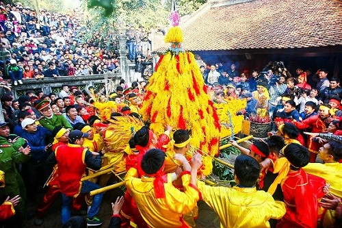 Bỏ “cướp lộc” hoa tre tại lễ hội đền Sóc 2018