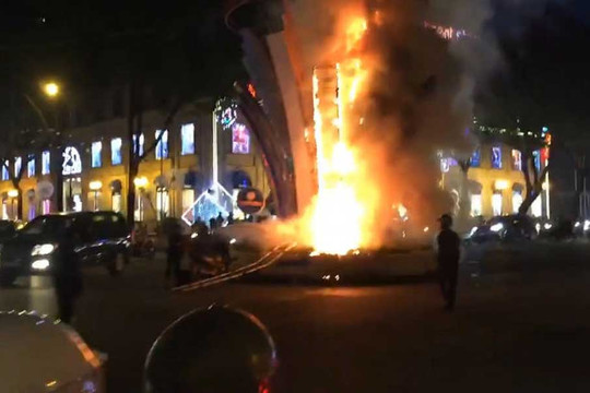 TP.Hồ Chí Minh cháy đèn trang trí Tết 2018 trước nhà thờ Đức Bà