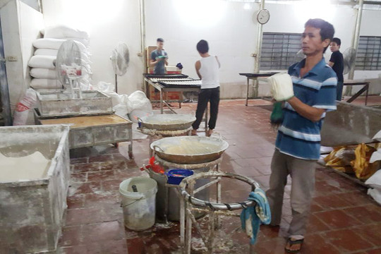 Đông Anh (Hà Nội): “Rùng mình” quy trình cơ sở sản xuất bánh kẹo “bẩn”