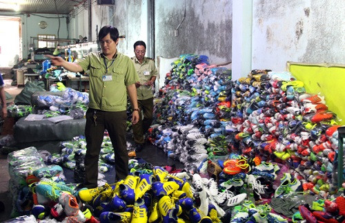Đồng Nai phát hiện cơ sở sản xuất hơn 2 ngàn đôi giày nghi giả Nike, Adidas