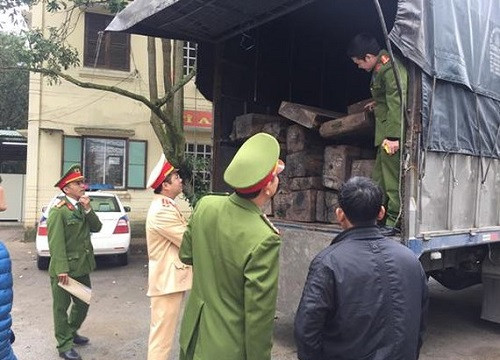 “Chặn đường” xe tải chở gần 9m3 gỗ Mun không đầy đủ giấy tờ