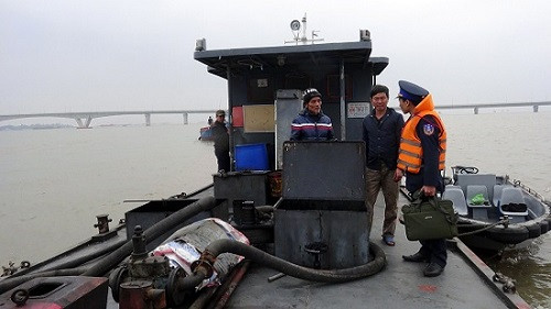 Quảng Ninh: Bắt giữ tàu vận chuyển trái phép 25.000 lít dầu FO