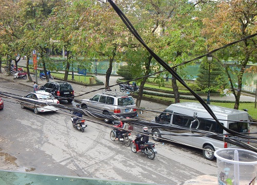 TP.Huế: Trung tâm Tiến Hoài chiếm đường phố làm nơi lau rửa xe, chính quyền buông lỏng hay “bất lực”?