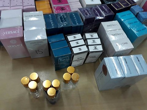 Phát hiện cơ sở sản xuất gần 10.000 chai nước hoa giả thương hiệu Chanel, Versace