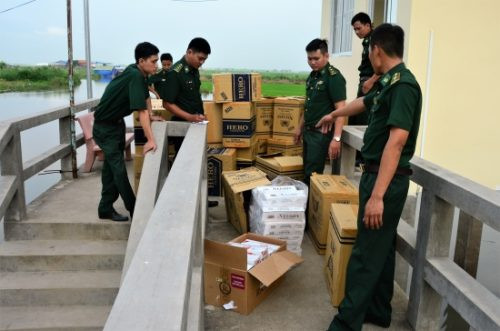 Bộ đội biên phòng bắt giữ phương tiện vận chuyển 16.450 gói thuốc lá lậu