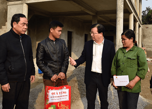 Phó Thủ tướng Trịnh Đình Dũng trở lại thăm người dân vùng bị sạt lở đất tại huyện Tân Lạc
