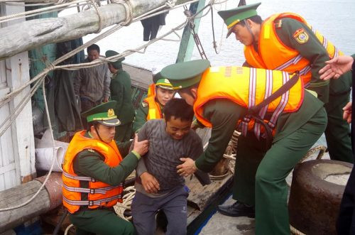 Bộ đội Biên phòng cứu hộ thành công 11 thuyền viên gặp nạn trên biển
