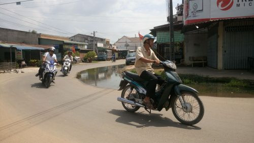 Tây Ninh người dân đang phải sống cùng ô nhiễm từ mương thoát nước bị nghẽn, nước thải tràn lên đường