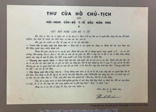 Trao bức thư của Chủ tịch Hồ Chí Minh gửi ngành y tế cho Bộ Y tế