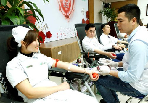 Nhân kỷ niệm ngày Thầy thuốc Việt Nam, hàng nghìn nhân viên y tế tham gia hiến máu