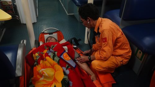 Vượt biển trong đêm cứu thuyền viên Philippines gặp nạn