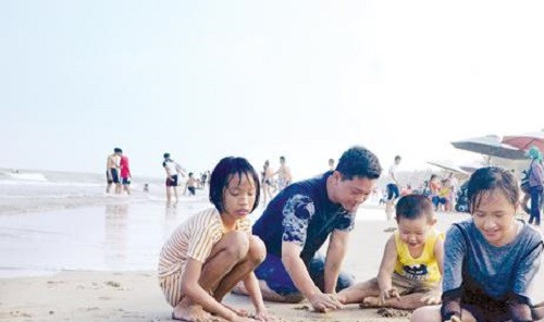 Quảng Ngãi các bãi biển “hút” khách sau Tết Nguyên đán 2018