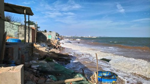 Bình Thuận: Nguy cơ hàng trăm ngôi nhà bị sóng biển đánh sập