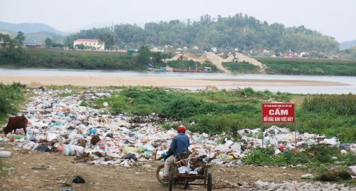 Nghệ An: Rác thải ngập bãi sông Lam