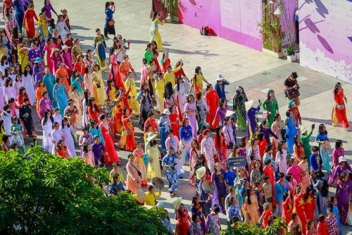 Đồng diễn tại Lễ hội Áo dài TP.Hồ Chí Minh thu hút 3.000 người tham gia