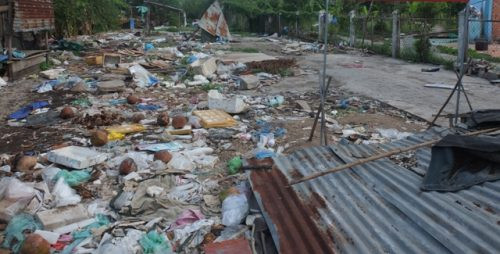 TP.Cao Lãnh (Đồng Tháp) rác “lộ thiên” cặp đường Phù Đổng gây mất vẻ mỹ quan đô thị