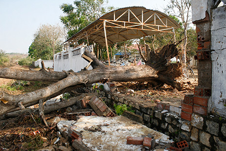 Hơn 100 căn nhà bị hư hại do lốc xoáy