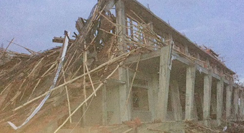 Kon Tum: Lốc xoáy làm sập mái nhà thờ đang xây và tốc mái phòng học