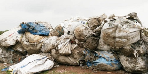 Hải Dương bắt quả tang xe tải đổ trộm khoảng 20 tấn rác thải công nghiệp