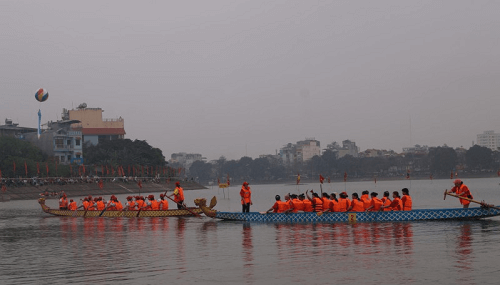 Người dân chen chân xem Lễ hội bơi chải thuyền rồng tại hồ Linh Đàm