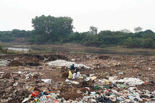 Bãi rác gây ô nhiễm sông Đáy