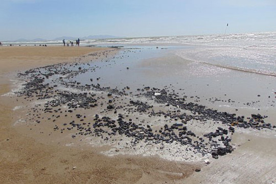 Vũng Tàu: Lại xuất hiện dầu vón cục ở bãi biển