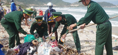 Phụ nữ và Chiến sỹ Biên phòng chung tay giữ gìn bãi biển sạch