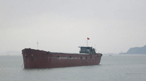 Bắt giữ tàu vận chuyển gần 1.000 tấn than trái phép ở Quảng Ninh