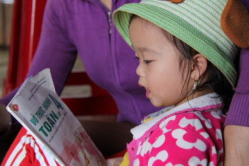 Kỳ lạ bé gái 3 tuổi đọc cả cuốn sách mặc dù không thuộc bảng chữ cái