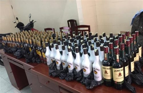 Kiên Giang “tuýt còi” gần 200 chai rượu ngoại nhập lậu