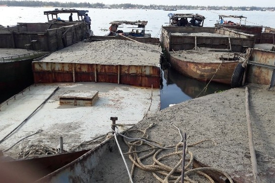 Quảng Nam: Bắt 5 tàu hút cát trộm quy mô lớn trong đêm