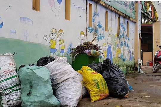 Không có người đến thu gom, rác thải sinh hoạt “bủa vây” trường học, khu dân cư