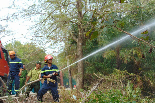 Gần 100 người thực tập chữa cháy Vườn chim Bạc Liêu