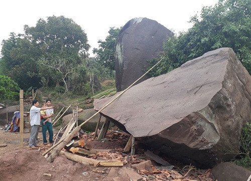 Hòa Bình: Tảng đá lớn làm sập nhà dân do sạt lở