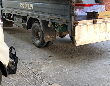 “Tuýt còi” xe tải chở hơn 40kg thịt gà đã bốc mùi